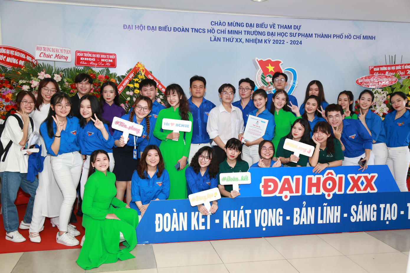 Bạn trẻ nhà trường bên lề đại hội. Bạn trẻ nhà trường bên lề đại hội.