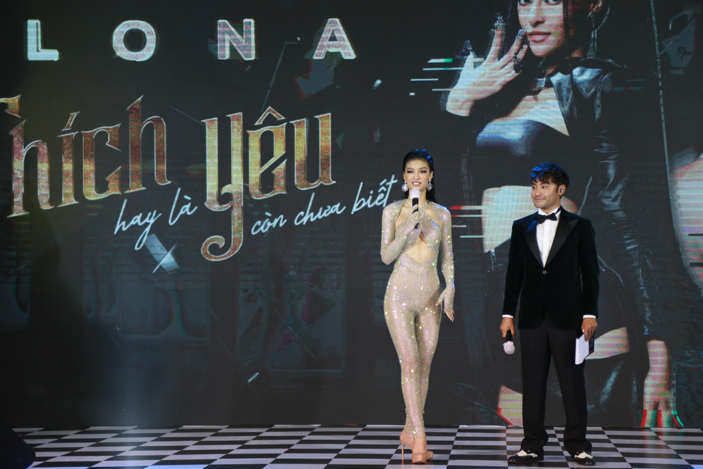 Trong ngày debut đi theo con đường âm nhạc chuyên nghiệp, Lona Kiều Loan mong mọi người đón nhận MV đầu tay của mình như một sản phẩm chuyên nghiệp, được đầu tư nghiêm túc. Nàng hậu xúc động trân trọng tấm chân tình của mọi người đã dành cho cô. Trong ngày debut đi theo con đường âm nhạc chuyên nghiệp, Lona Kiều Loan mong mọi người đón nhận MV đầu tay của mình như một sản phẩm chuyên nghiệp, được đầu tư nghiêm túc. Nàng hậu xúc động trân trọng tấm chân tình của mọi người đã dành cho cô.