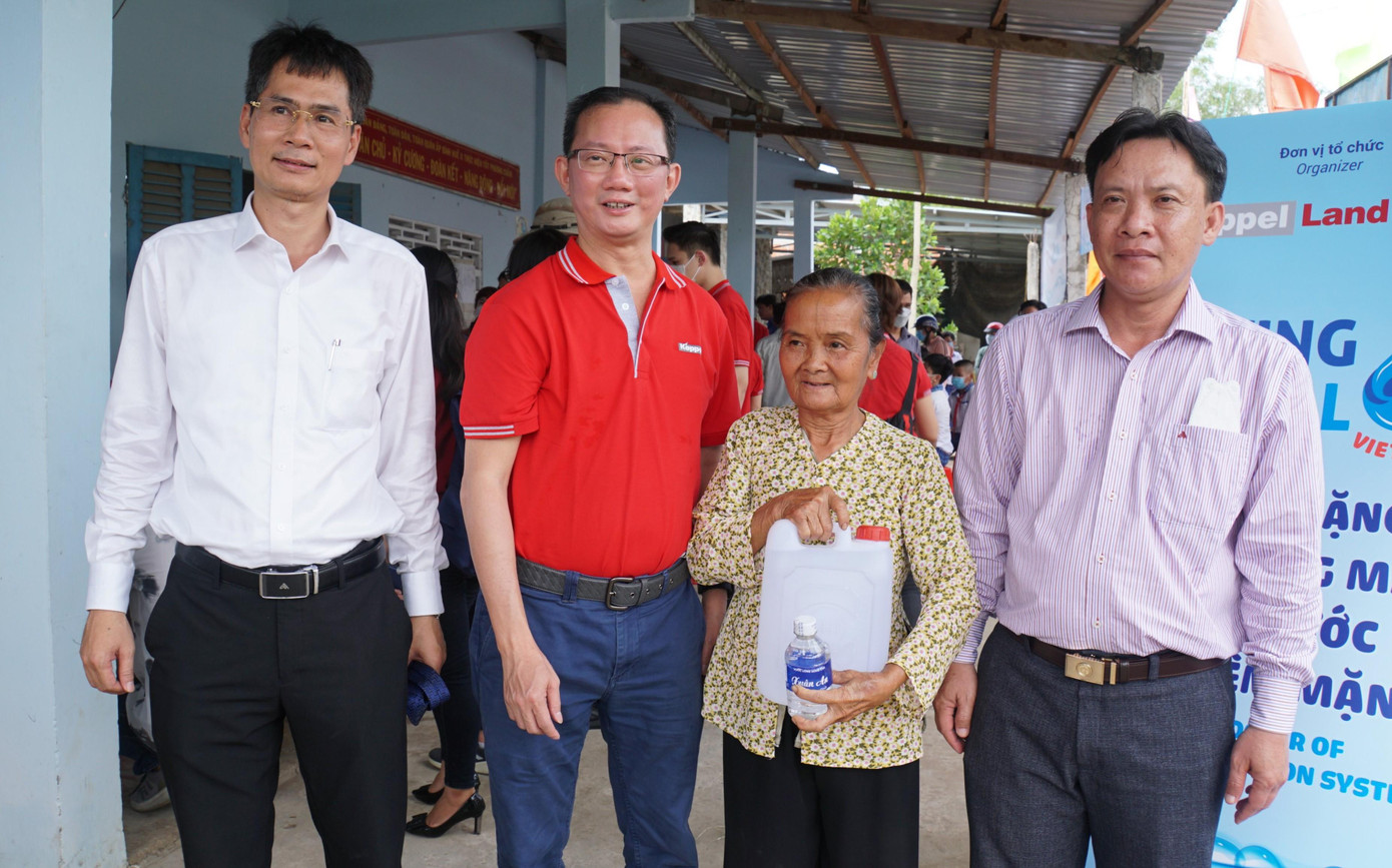Đại diện đơn vị trao tặng hệ thống máy lọc nước cùng lãnh đạo địa phương chung vui với bà con trong ngày khánh thành hệ thống lọc nước sạch.