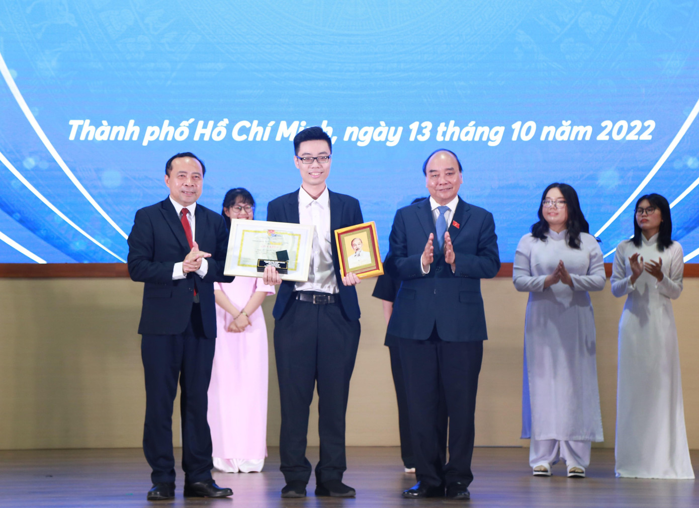 Chủ tịch nước Nguyễn Xuân Phúc cùng Giám đốc ĐHQG TPHCM Vũ Hải Quân tuyên dương, khen thưởng các tân cử nhân tiêu biểu. Chủ tịch nước Nguyễn Xuân Phúc cùng Giám đốc ĐHQG TPHCM Vũ Hải Quân tuyên dương, khen thưởng các tân cử nhân tiêu biểu.