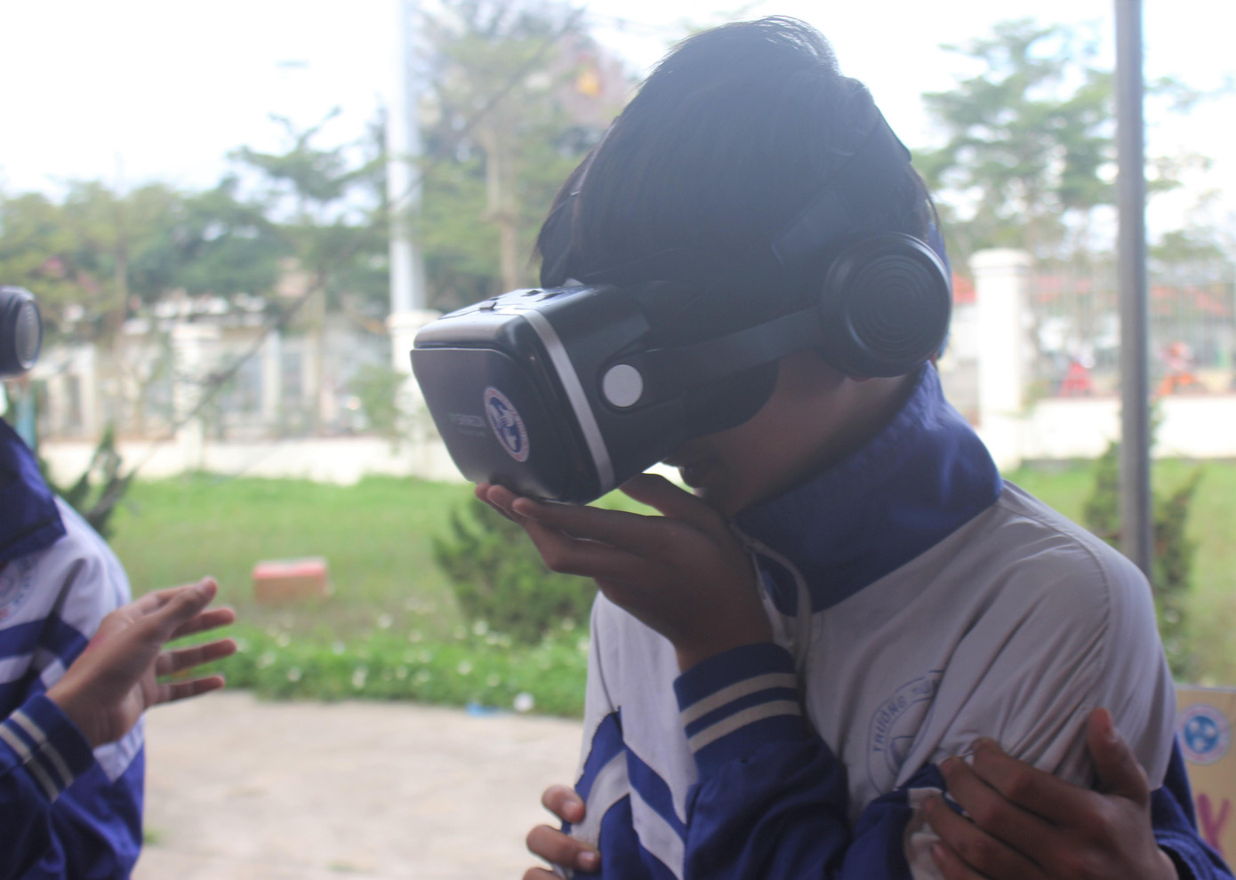 Em nhỏ trải nghiệm kính thực tế ảo do chương trình mang đến.