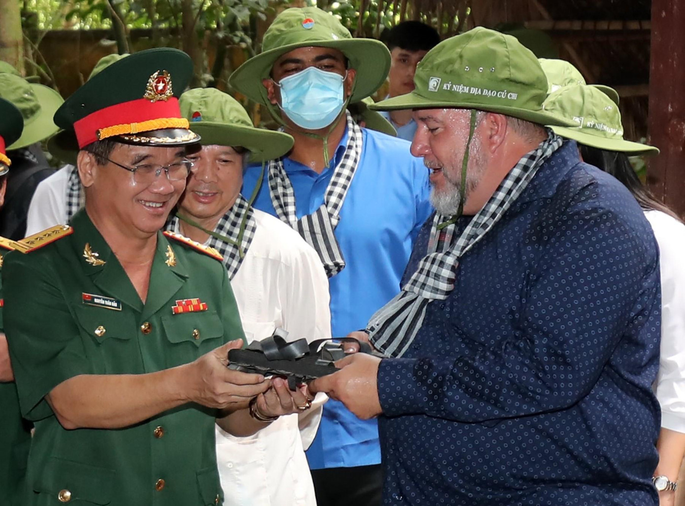 Đại tá Nguyễn Tuấn Bảo, Phó Chính uỷ Bộ Tư lệnh TPHCM gửi tặng ngài Manuel Marrero Cruz món quà bình dân của người Việt Nam.