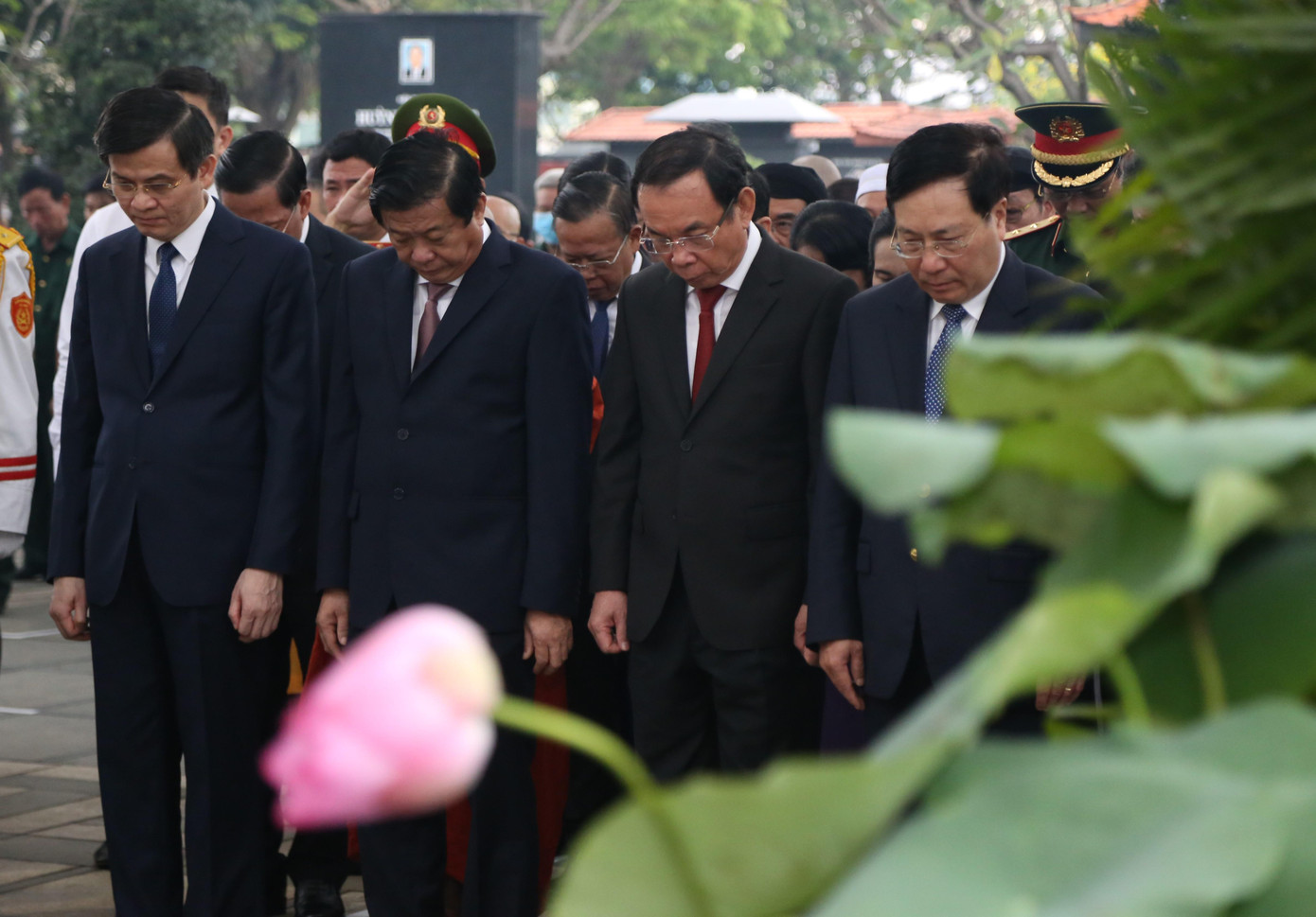 Đoàn mặc niệm tưởng nhớ cố Thủ tướng Võ Văn Kiệt.