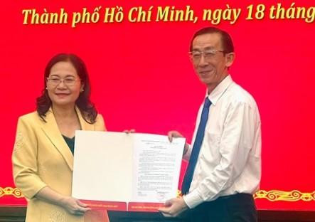 Phó Bí thư Thành ủy, Chủ tịch HĐND TPHCM Nguyễn Thị Lệ trao quyết định cho ông Trần Hoàng Ngân. Ảnh: SGGP Phó Bí thư Thành ủy, Chủ tịch HĐND TPHCM Nguyễn Thị Lệ trao quyết định cho ông Trần Hoàng Ngân. Ảnh: SGGP