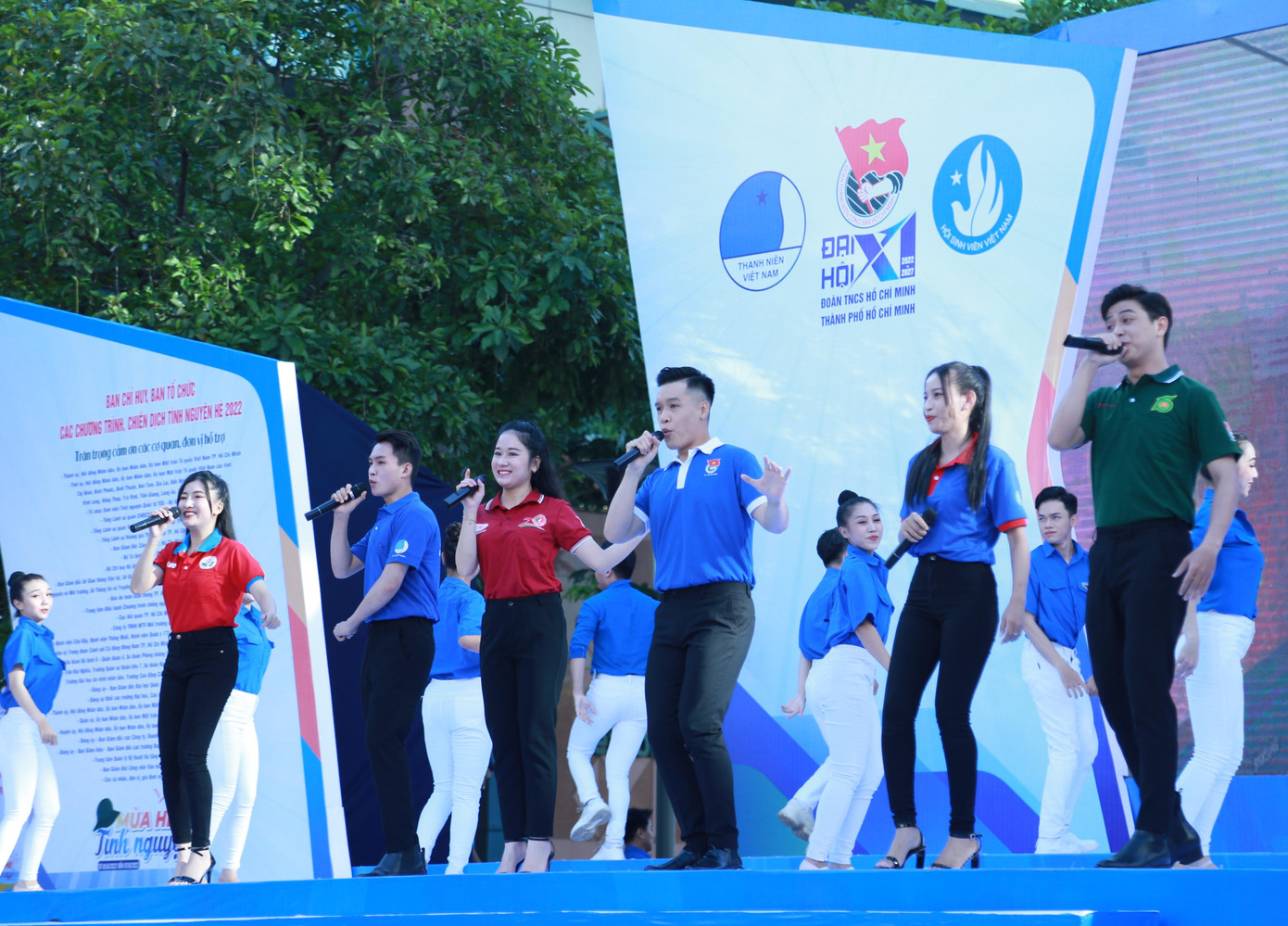 Các nghệ sĩ hào hứng cùng các bạn đoàn viên thanh niên tại lễ ra quân. Năm nay, nhiều văn nghệ sĩ sẽ đồng hành, trực tiếp tham gia các chương trình, chiến dịch hè cùng các bạn trẻ thành phố - Ảnh: Ngô Tùng