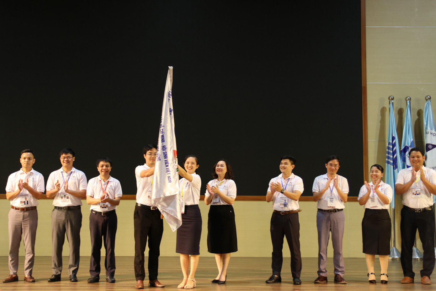 Kết thúc hội nghị, Ban Cán sự Đoàn ĐHQG TPHCM trao cờ đăng cai hội nghị lần tiếp theo cho đại diện Đoàn Đại học Thái Nguyên. Kết thúc hội nghị, Ban Cán sự Đoàn ĐHQG TPHCM trao cờ đăng cai hội nghị lần tiếp theo cho đại diện Đoàn Đại học Thái Nguyên.