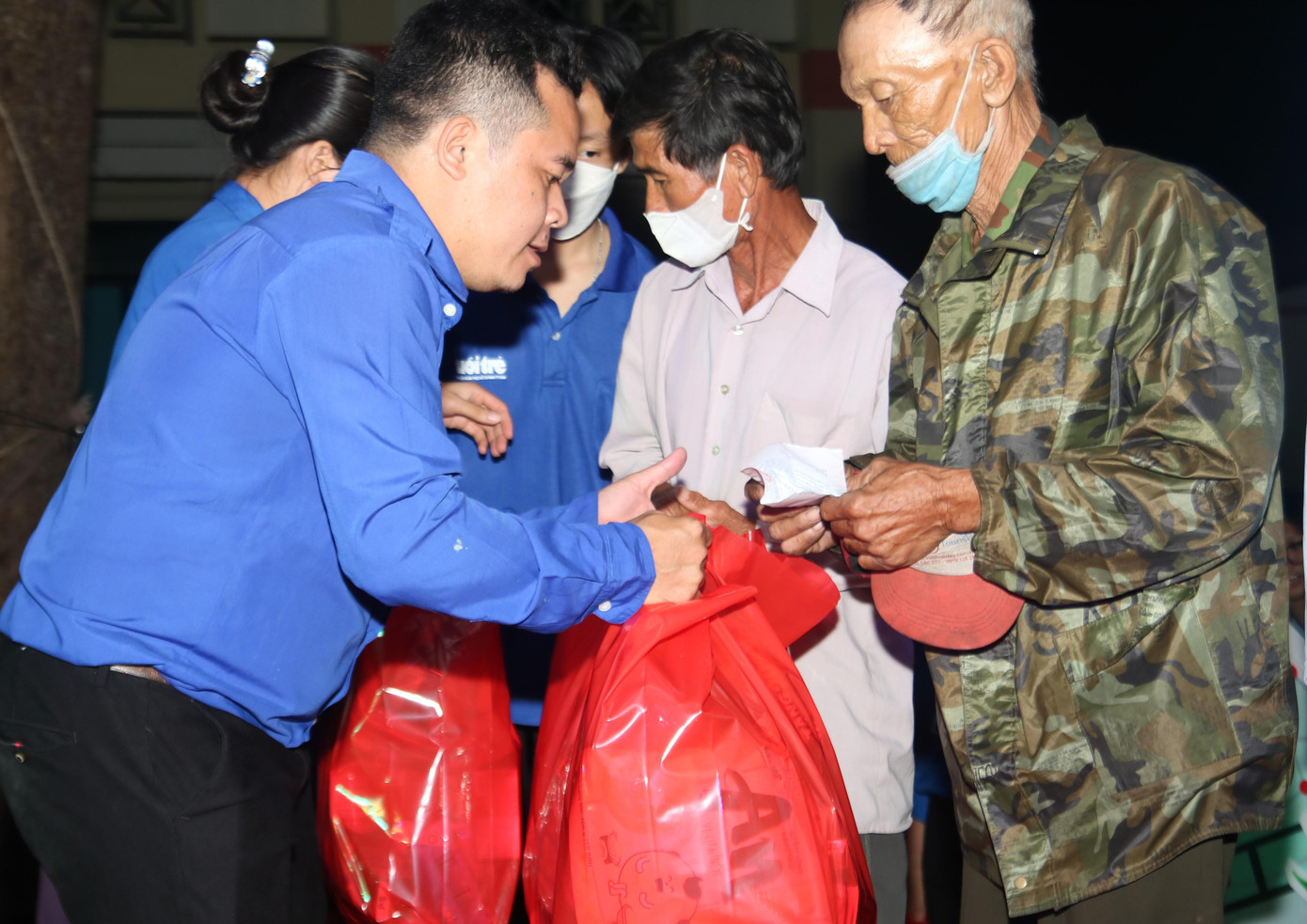 Anh Võ Quốc Bình, Trưởng phòng Kết nối tình nguyện,Trung tâm CTXH thanh niên TPHCM trao quà cho người dân có hoàn cảnh khó khăn xã Hàm Cường - Ảnh: CTV