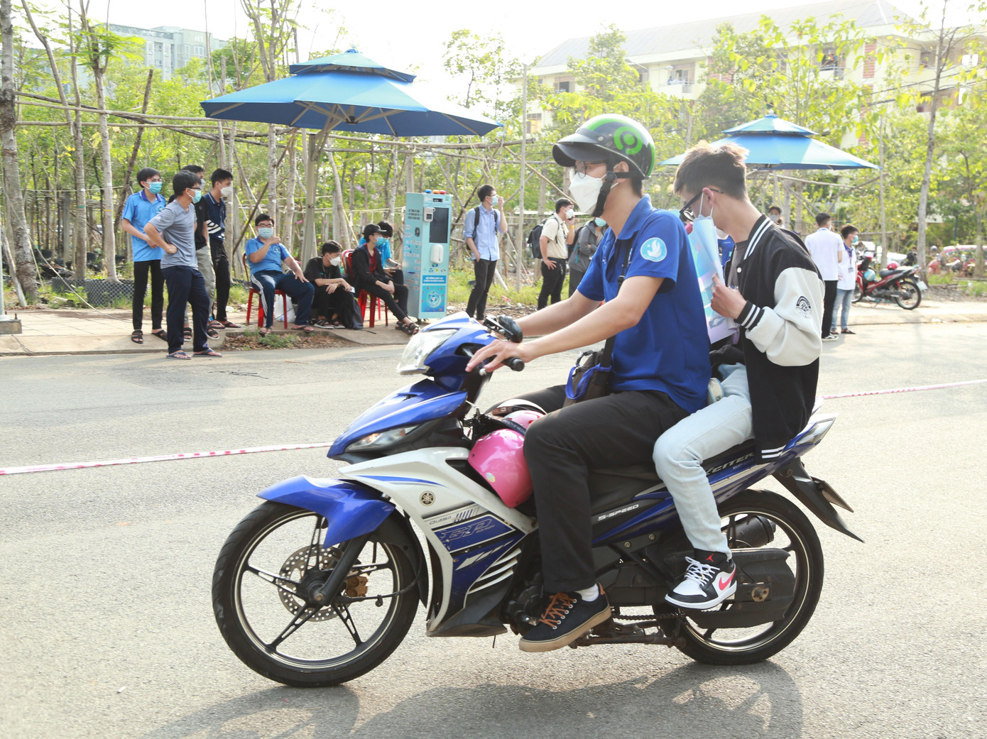 Cá biệt, một số bạn do quên giấy dự thi, căn cước công dân được các anh chị tình nguyện viên đưa đi in giấy tờ ngay lập tức để kịp giờ thi