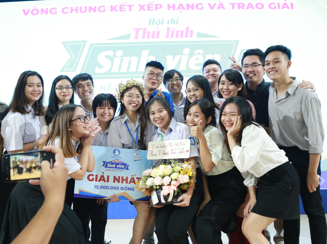 Nguyễn Thị Châu Anh cùng bạn bè vui mừng với chiến thắng cao nhất hội thi. Nguyễn Thị Châu Anh cùng bạn bè vui mừng với chiến thắng cao nhất hội thi.