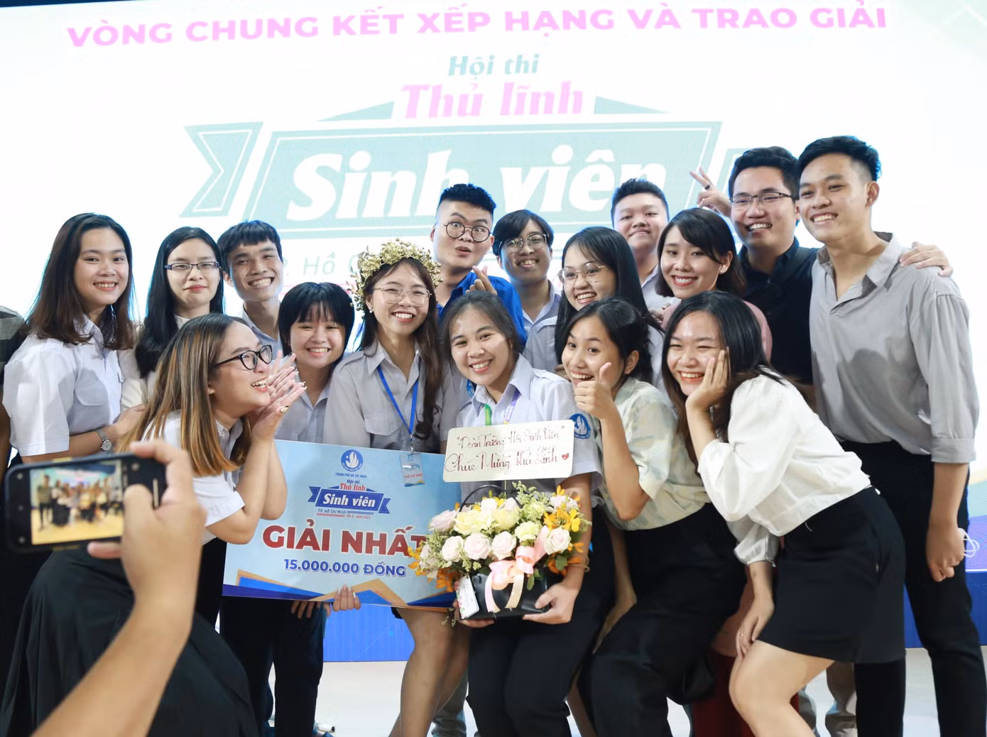 Nguyễn Thị Châu Anh cùng bạn bè vui mừng với chiến thắng cao nhất hội thi. Nguyễn Thị Châu Anh cùng bạn bè vui mừng với chiến thắng cao nhất hội thi.