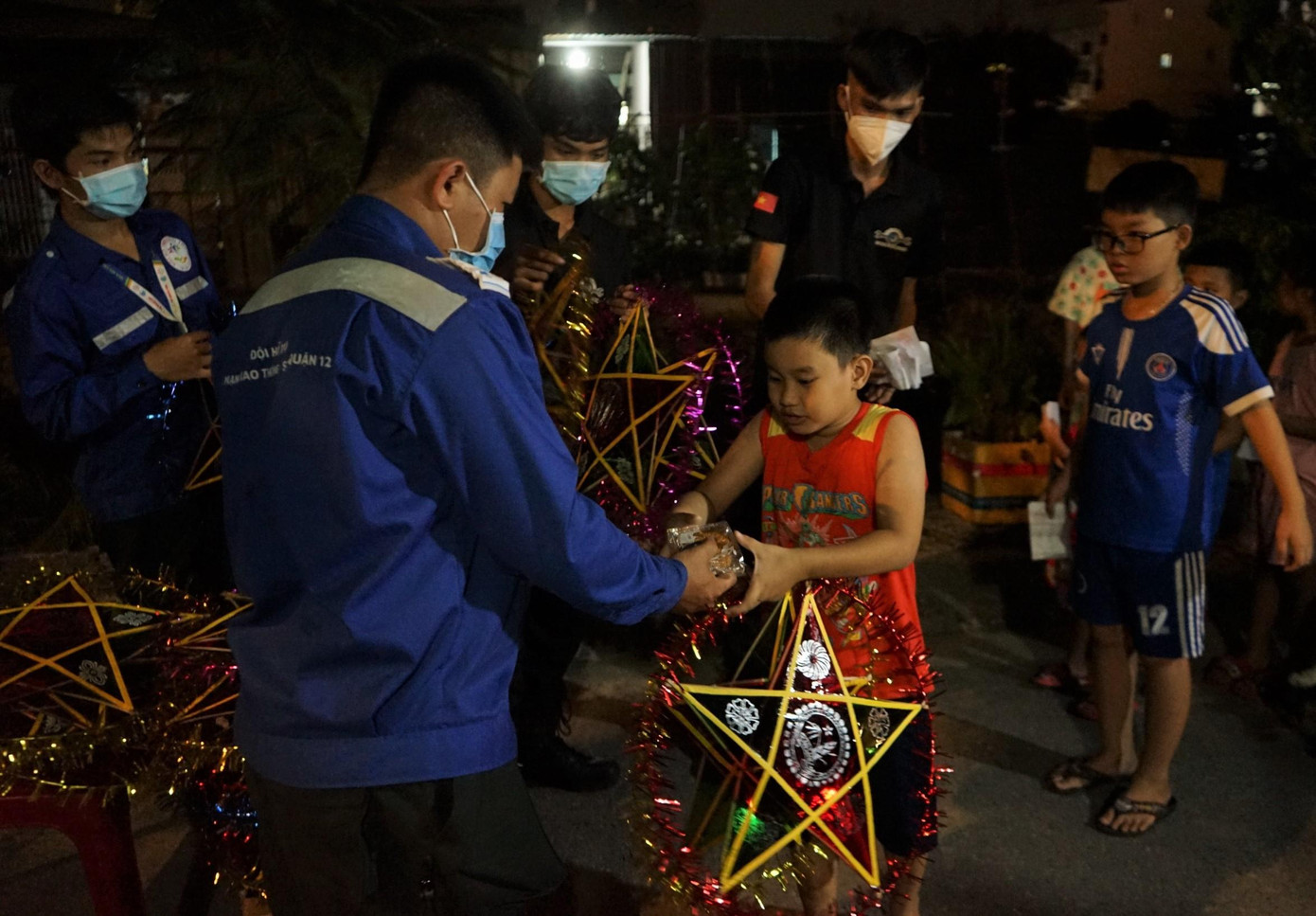 Các tình nguyện viên tổ chức điểm phát tập trung tại phường trước khi chạy xe máy đi tặng quà dọc đường. Các tình nguyện viên tổ chức điểm phát tập trung tại phường trước khi chạy xe máy đi tặng quà dọc đường.