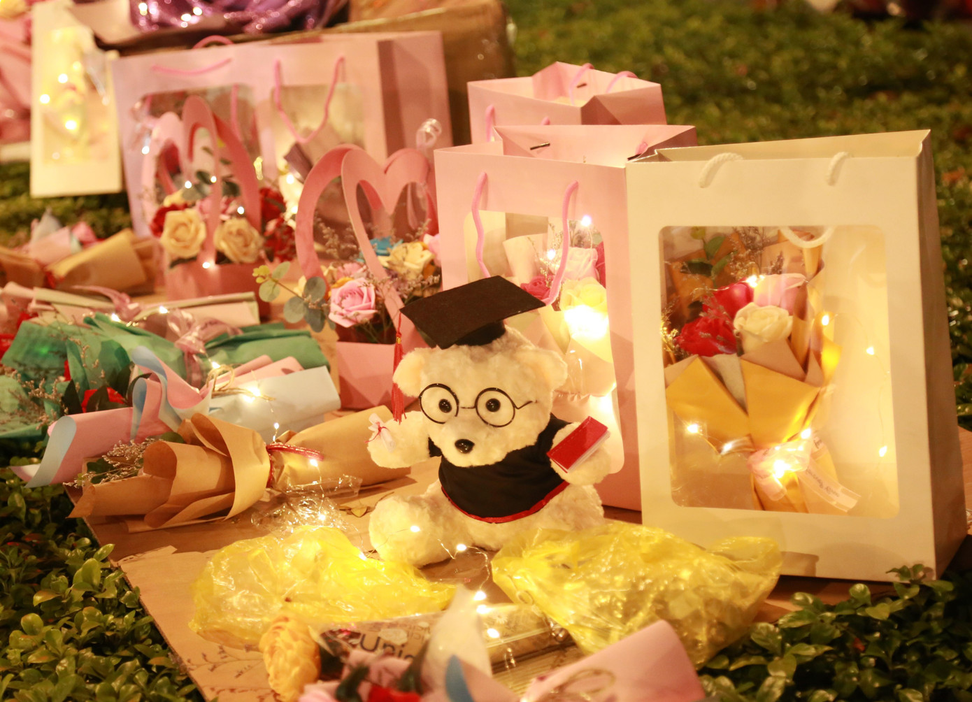 Cũng là bó hoa, chú gấu thường thấy, nhưng đã được điểm xuyết xung quanh bằng những chiếc đèn led nhấp nháy, tạo hiệu ứng bắt mắt và sinh động.