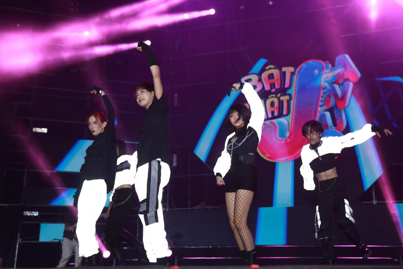 Trước khi bước vào phần trình diễn của các nghệ sĩ nổi tiếng, các nhóm nhạc, nhóm nhảy sinh viên cũng có dịp thi tài và nhận thưởng trong buổi diễn tổng kết.