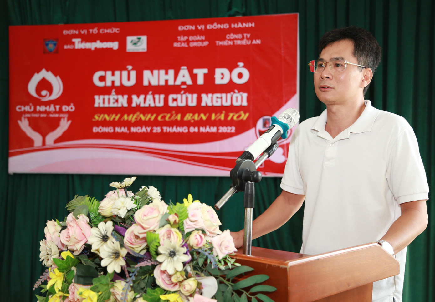 Nhà báo Lý Thành Tâm chia sẻ về chương trình Chủ nhật Đỏ. Nhà báo Lý Thành Tâm chia sẻ về chương trình Chủ nhật Đỏ.