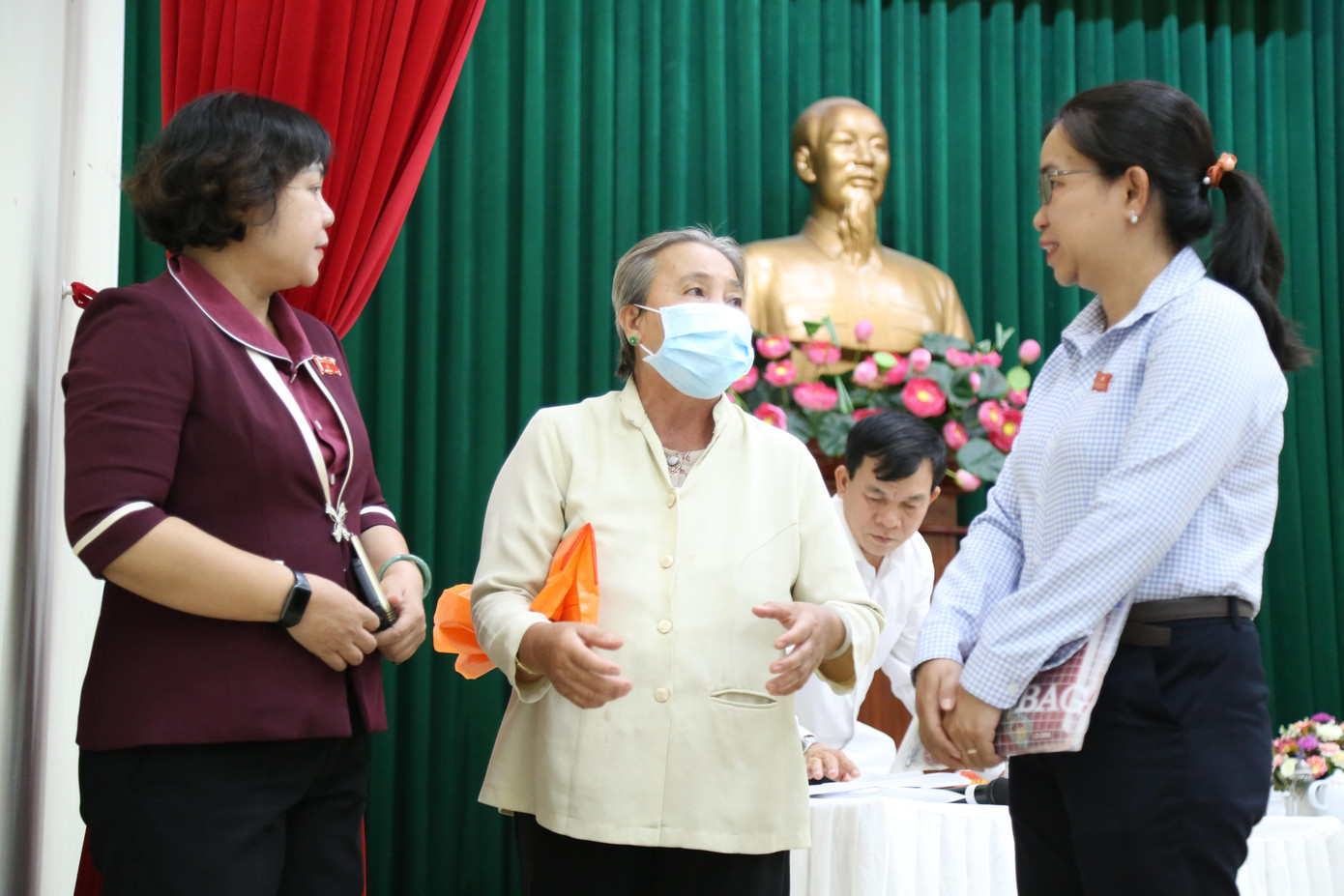 Cử tri gặp gỡ các đại biểu HĐND tại buổi tiếp xúc. Ảnh: Ngô Tùng Cử tri gặp gỡ các đại biểu HĐND tại buổi tiếp xúc. Ảnh: Ngô Tùng