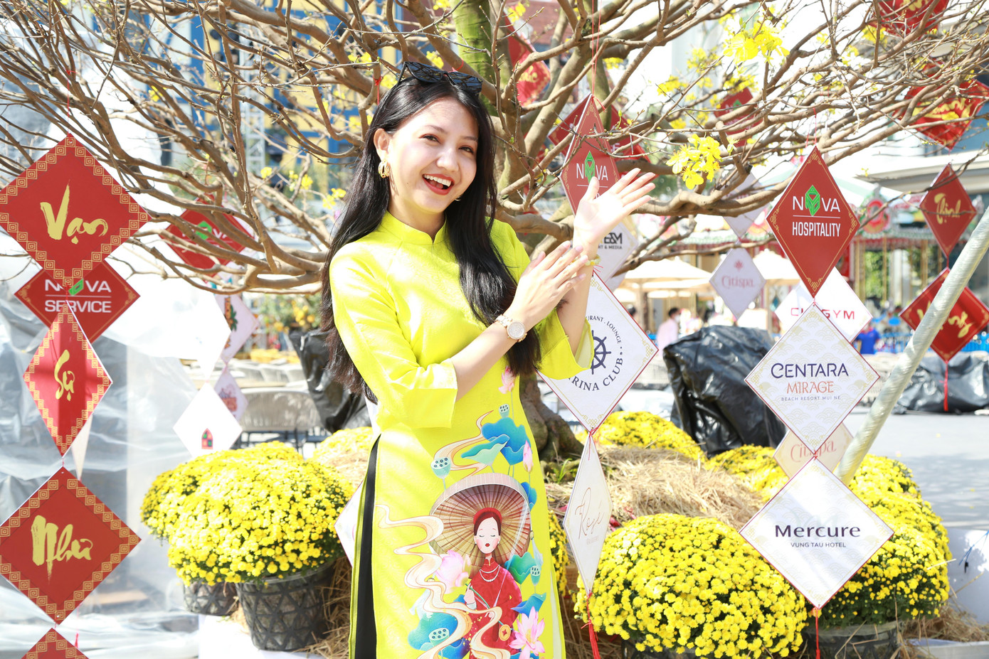 Không bỏ lỡ cảnh trí đẹp mắt này, các bạn trẻ tề tựu về đây chụp lại những khoảnh khắc đẹp bên khung cảnh trước thềm Xuân về. Trong ảnh: Cô gái trẻ mặc áo dài khoe sắc bên cây mai cổ thụ.