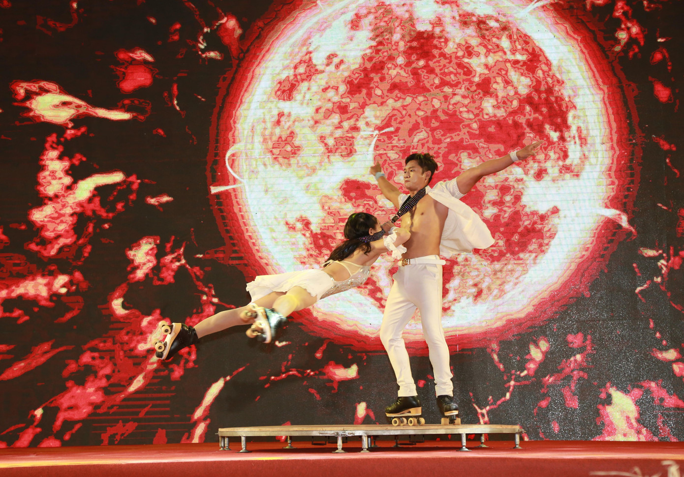 Tiết mục xiếc đầy cảm xúc do hai nghệ sĩ Tchiu Hiển Phước và Thanh Hoa thực hiện. Tiết mục xiếc đầy cảm xúc do hai nghệ sĩ Tchiu Hiển Phước và Thanh Hoa thực hiện.