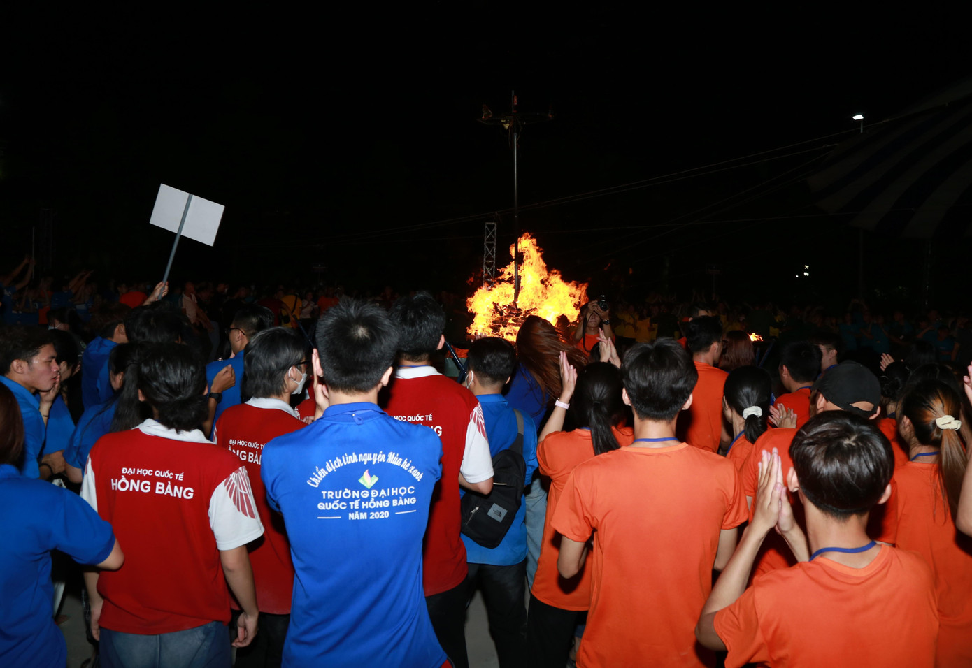 Bạn trẻ quây quần vui tươi trong đêm lửa trại thân tình.