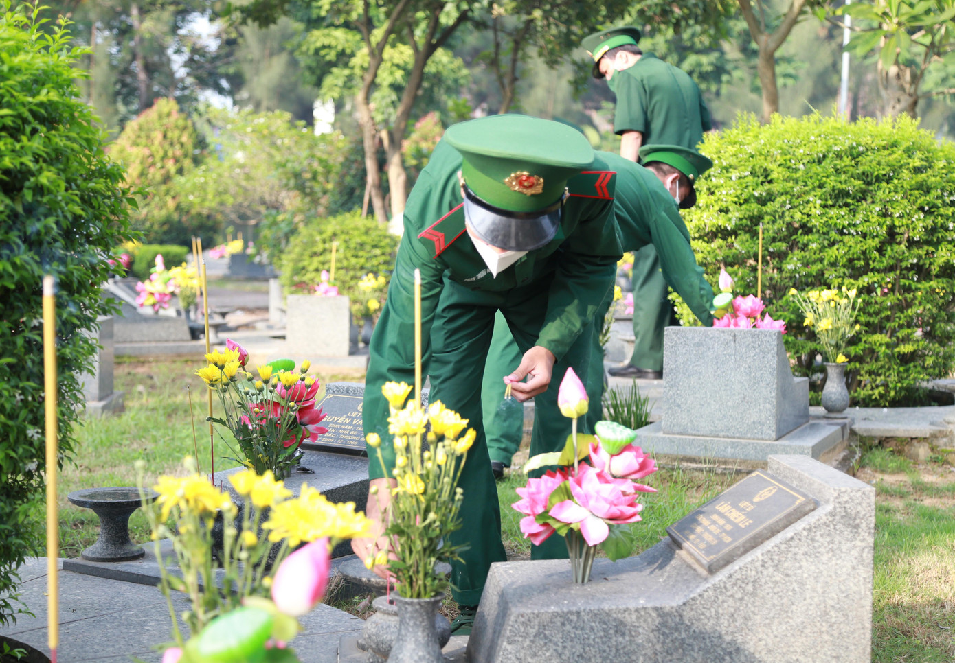 Các chiến sĩ lực lượng vũ trang thắp hương tưởng nhớ các liệt sĩ.