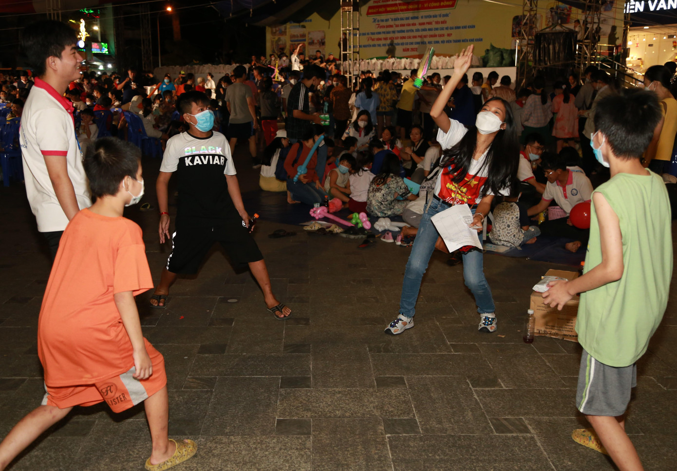Kim Duyên, Nam Cường, S.T Sơn Thạch sôi nổi rước đèn với 500 em nhỏ trước thềm Trung thu ảnh 10