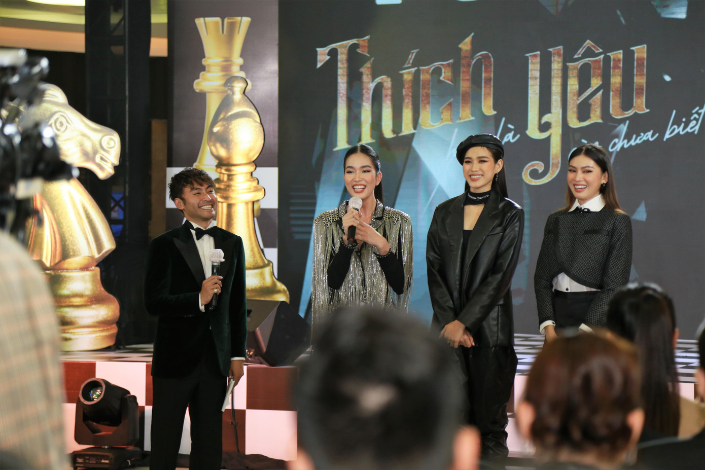 Gửi lời chúc mừng Kiều Loan trong buổi ra mắt MV, các hoa, á hậu Hoa hậu Việt Nam 2020 ghi nhận nỗ lực và tài năng của nàng hậu trưởng thành từ Miss World Việt Nam 2019. Á hậu Phương Anh cho rằng đây là sự kiện quan trọng trong sự nghiệp của Kiều Loan và cô rất vui khi thấy ước mơ của người bạn thân thiết trở thành hiện thực. "Cũng chính vì muốn hòa chung trong niềm vui này nên Phương Anh đã tranh thủ bay về từ Paris", Á hậu Phương Anh chia sẻ.