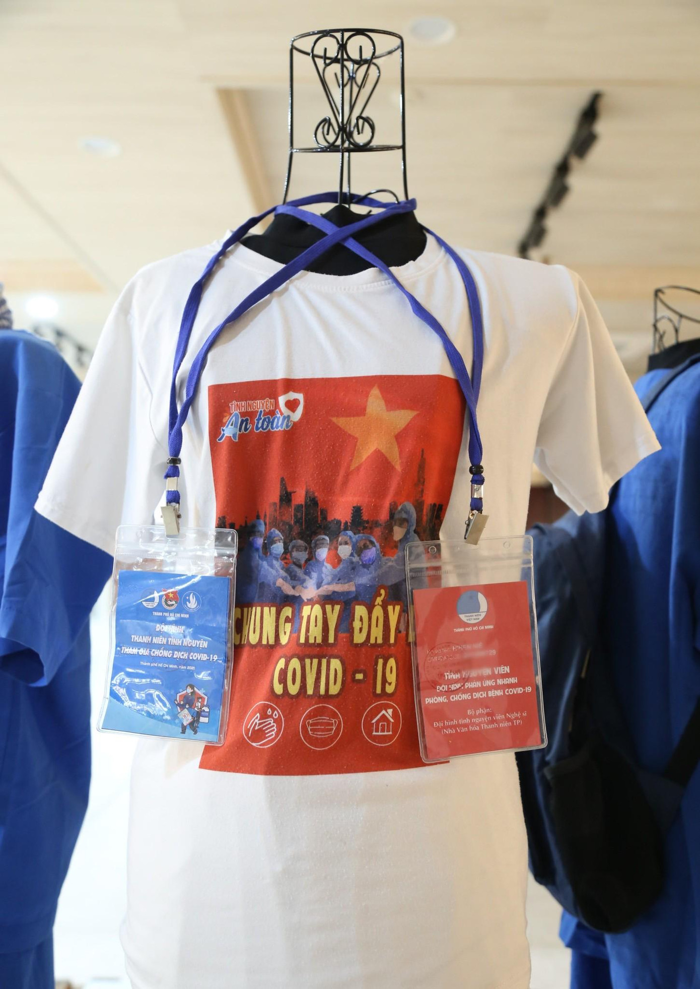 Tư trang đồng hành với 'cuộc chiến' chống dịch của Hoa hậu H'Hen Niê. Suốt nhiều tháng, nàng hậu quê Đắk Lắk xông pha vào các khu phong tỏa, nơi cách ly, điều trị COVID-19 và những điểm tiêm vắc xin để hỗ trợ đội ngũ y bác sĩ, chính quyền địa phương trong công tác chống dịch, đảm bảo an sinh xã hội.