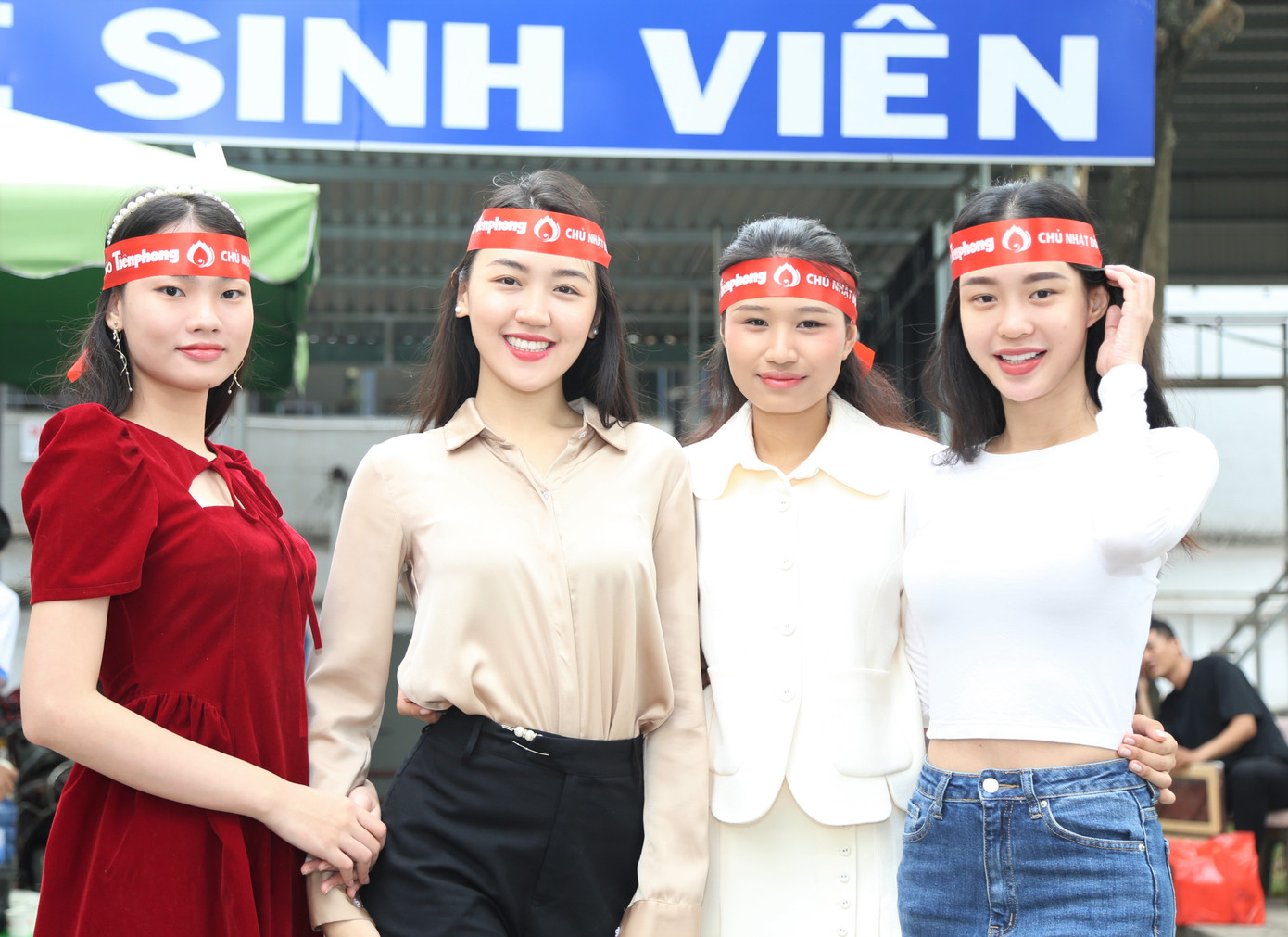 Trong ngày hội diễn ra dịp cuối năm này, chương trình còn đón nhận sự đồng hành, sẻ chia của 6 người đẹp trưởng thành từ cuộc thi Hoa hậu Việt Nam 2022, gồm: Top 10, Người đẹp Áo dài Trần Thị Bé Quyên, Người đẹp được yêu thích nhất Lê Minh Anh, cùng các bạn đạt thứ hạng tốt tại cuộc thi: Nguyễn Ngọc Tường Vi, Đỗ Trần Ngọc Thảo, Nguyễn Lê Hoàng Linh, Trần Nguyễn Phương Thy.