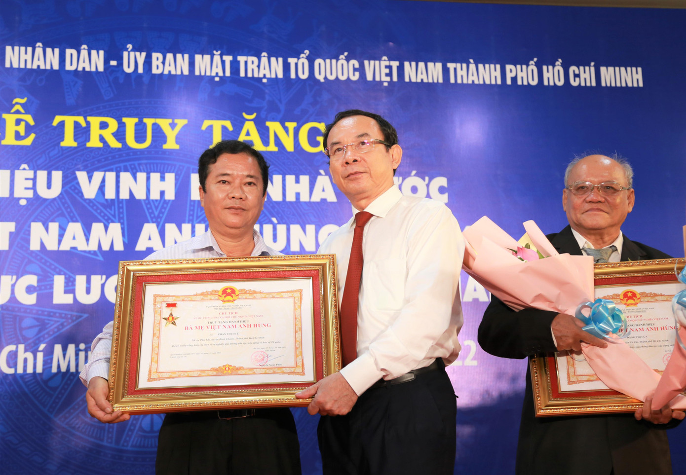 Bí thư Thành ủy TPHCM Nguyễn Văn Nên trao bằng công nhận danh hiệu "Bà mẹ Việt Nam Anh hùng" cho thân nhân các Mẹ Việt Nam Anh hùng. Ảnh: Ngô Tùng Bí thư Thành ủy TPHCM Nguyễn Văn Nên trao bằng công nhận danh hiệu "Bà mẹ Việt Nam Anh hùng" cho thân nhân các Mẹ Việt Nam Anh hùng. Ảnh: Ngô Tùng