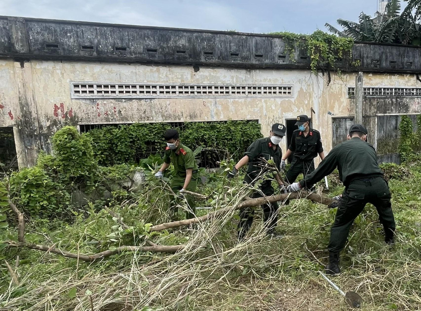 Cán bộ, chiến sĩ Công an TPHCM ra quân dọn dẹp vệ sinh môi trường. Ảnh: CTV Cán bộ, chiến sĩ Công an TPHCM ra quân dọn dẹp vệ sinh môi trường. Ảnh: CTV