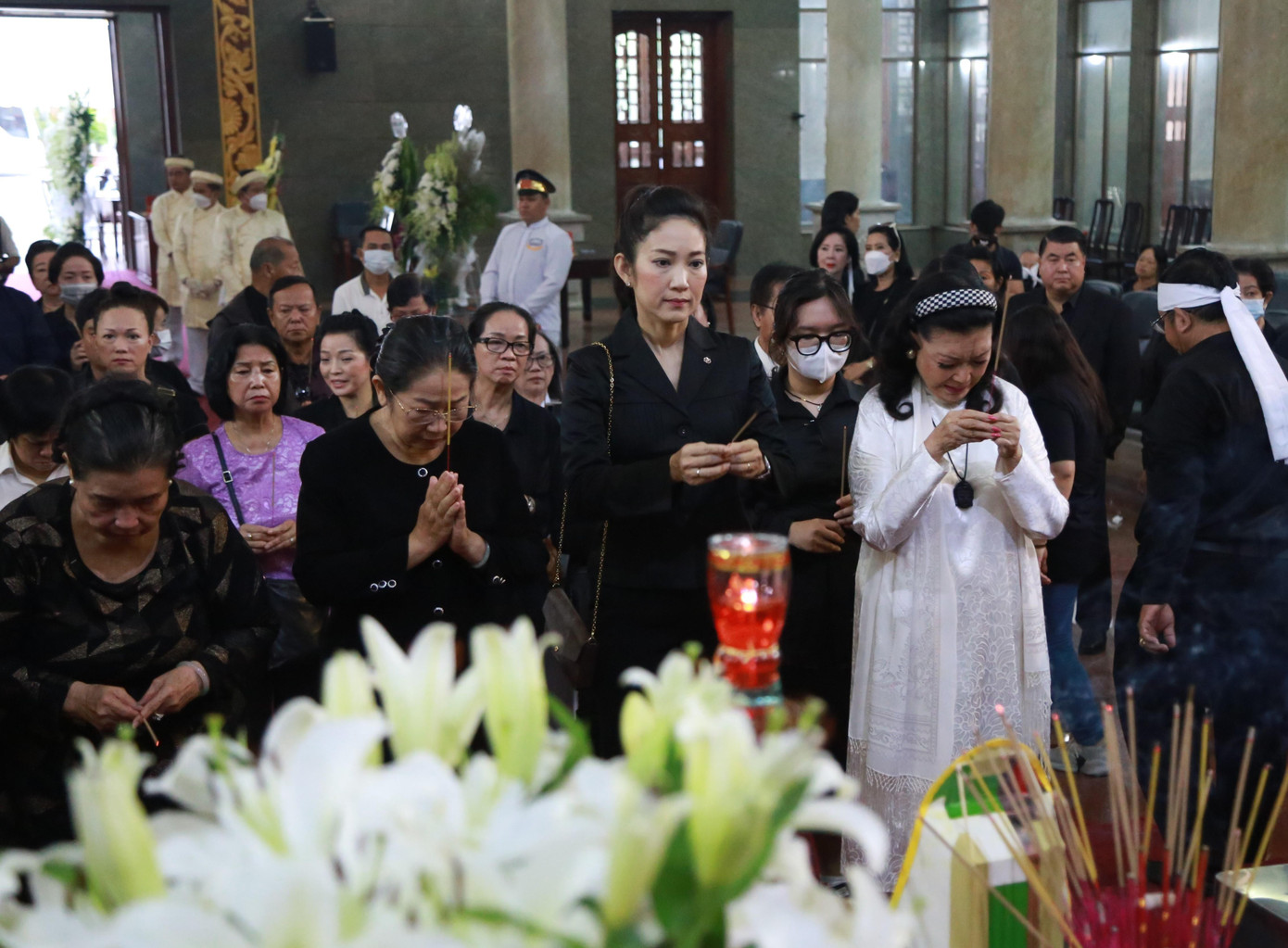 NSND Kim Cương, nghệ sĩ Thanh Thúy - Phó Giám đốc Sở Văn hóa và Thể thao TPHCM cùng đại diện các ban ngành thành phố thắp hương tiễn đưa nghệ sĩ Thẩm Thúy Hằng.