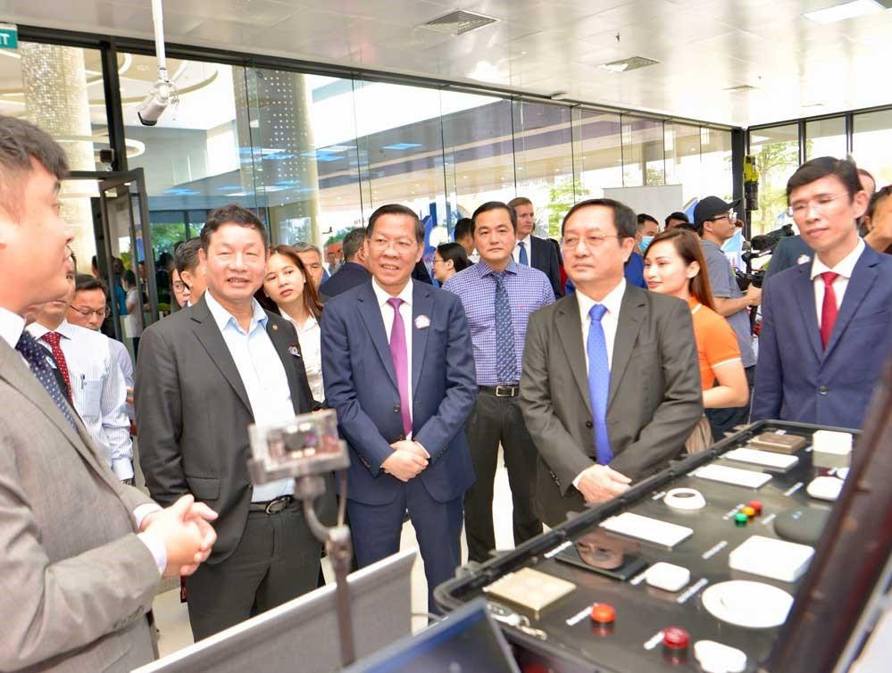 Bộ trưởng Bộ KH&amp;CN Huỳnh Thành Đạt, Chủ tịch UBND TPHCM Phan Văn Mãi cùng các đại biểu tham quan không gian triển lãm sản phẩm công nghệ tại chương trình. Ảnh: SGGP