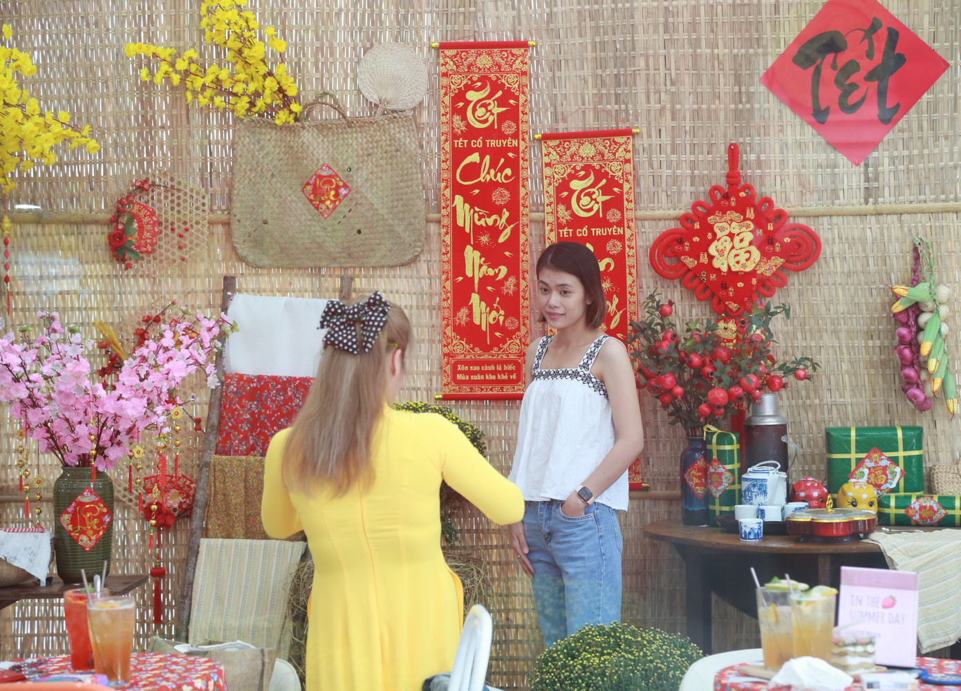 Nơi đây thu hút rất nhiều người tìm đến check-in bởi cách bài trí đẹp mắt, hội tụ đầy đủ những đồ vật, cảnh trí quen thuộc ngày Tết cổ truyền của dân tộc, như: bánh chưng bánh Tét, câu thư pháp, đầu lân...