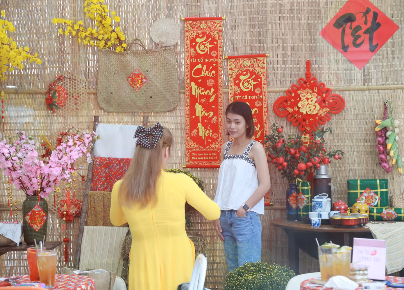 Nơi đây thu hút rất nhiều người tìm đến check-in bởi cách bài trí đẹp mắt, hội tụ đầy đủ những đồ vật, cảnh trí quen thuộc ngày Tết cổ truyền của dân tộc, như: bánh chưng bánh Tét, câu thư pháp, đầu lân...
