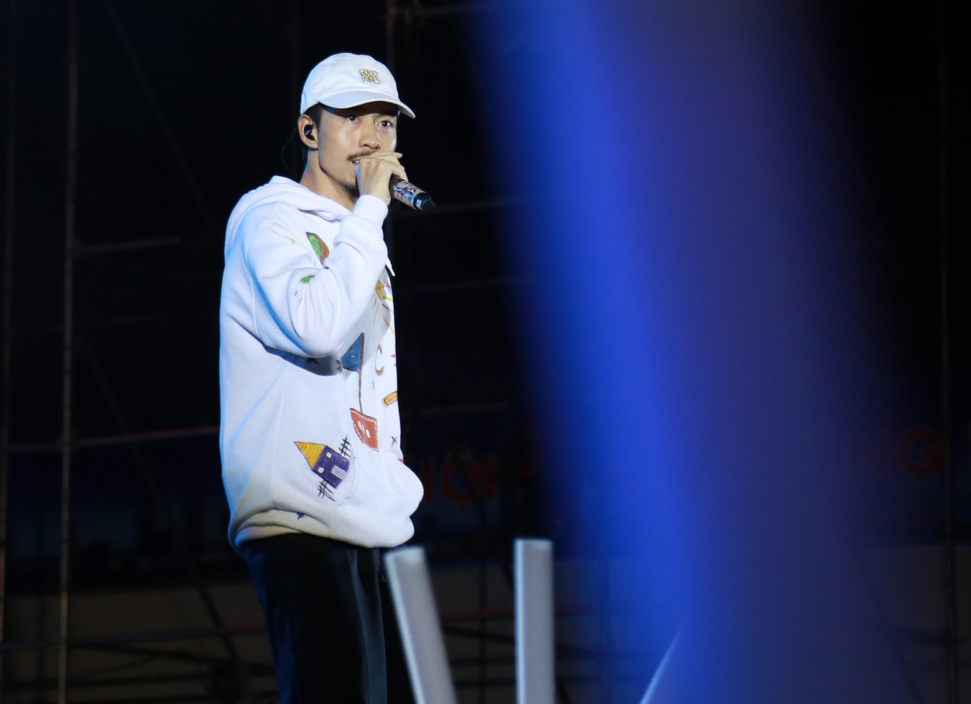 Đen Vâu mang đến đêm nhạc các bản nhạc rap đình đám gần đây.