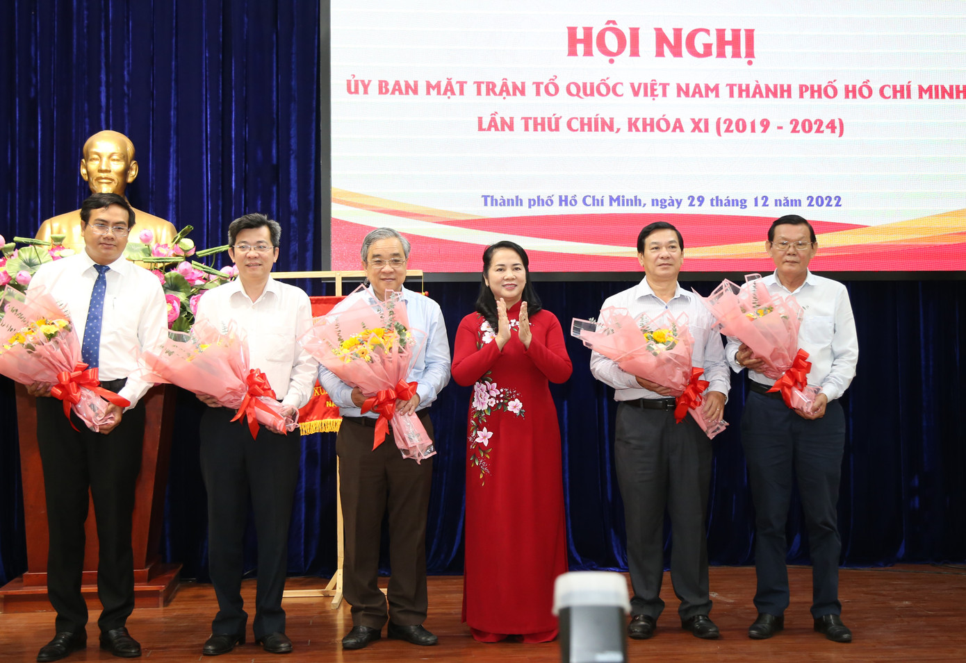 Chủ tịch Ủy ban MTTQ Việt Nam TPHCM Trần Kim Yến tặng hoa chúc mừng các tân Ủy viên Ủy ban MTTQ Việt Nam TPHCM.