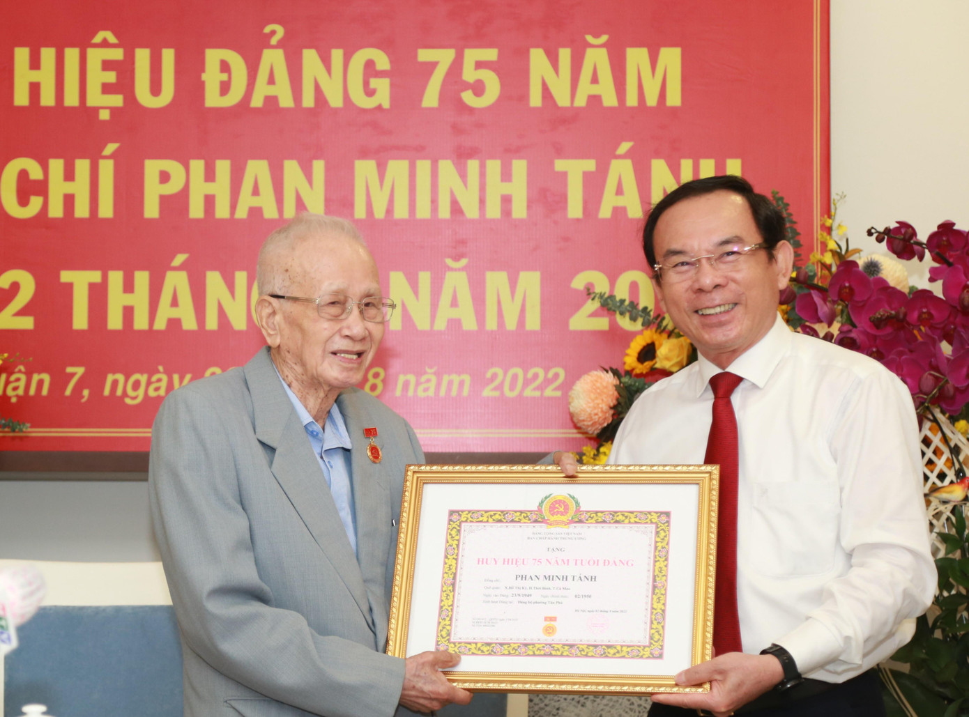 Bí thư Thành ủy TPHCM Nguyễn Văn Nên trao Huy hiệu 75 năm tuổi Đảng cho ông Phan Minh Tánh. Ảnh: Ngô Tùng Bí thư Thành ủy TPHCM Nguyễn Văn Nên trao Huy hiệu 75 năm tuổi Đảng cho ông Phan Minh Tánh. Ảnh: Ngô Tùng