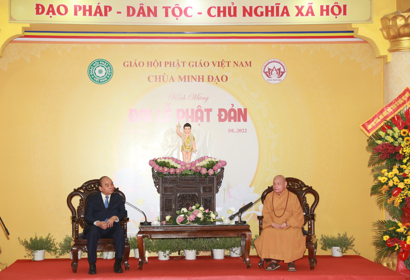 Chủ tịch nước Nguyễn Xuân Phúc và Hòa thượng Thích Thiện Nhơn-Chủ tịch Hội đồng Trị sự Giáo hội Phật giáo Việt Nam. Ảnh: Ngô Tùng Chủ tịch nước Nguyễn Xuân Phúc và Hòa thượng Thích Thiện Nhơn-Chủ tịch Hội đồng Trị sự Giáo hội Phật giáo Việt Nam. Ảnh: Ngô Tùng