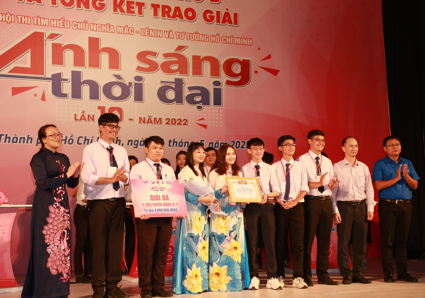 Đội 1 Đại học Khoa học Tự nhiên (ĐHQG TPHCM) được trao giải Ba chung cuộc. Đội 1 Đại học Khoa học Tự nhiên (ĐHQG TPHCM) được trao giải Ba chung cuộc.