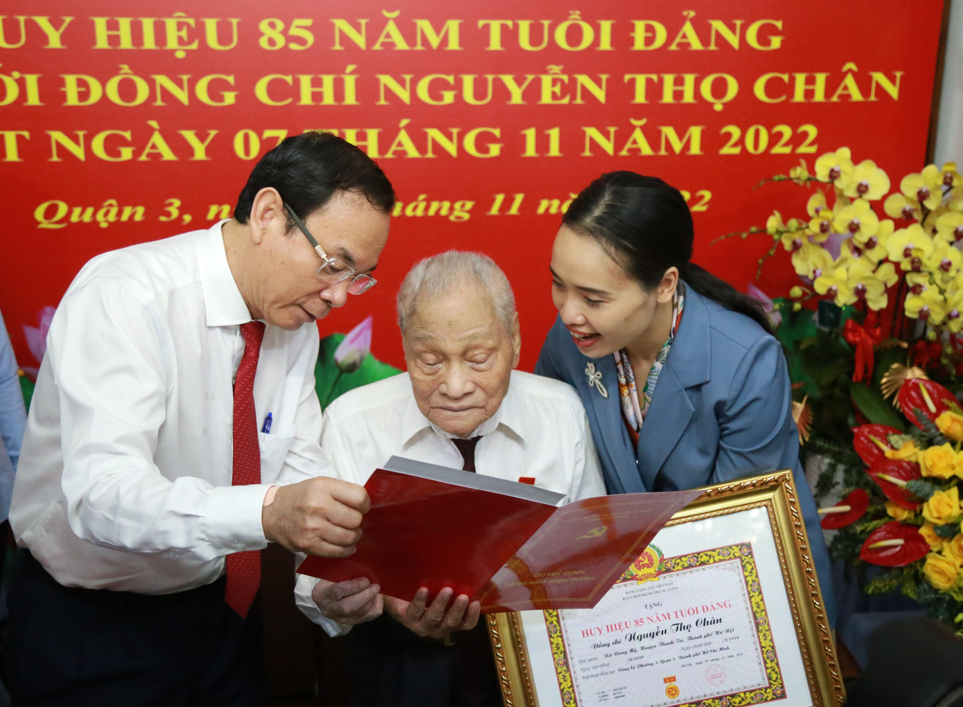 Bí thư Thành ủy TPHCM Nguyễn Văn Nên trao Huy hiệu 85 năm tuổi Đảng tặng ông Nguyễn Thọ Chân. Ảnh: Ngô Tùng Bí thư Thành ủy TPHCM Nguyễn Văn Nên trao Huy hiệu 85 năm tuổi Đảng tặng ông Nguyễn Thọ Chân. Ảnh: Ngô Tùng