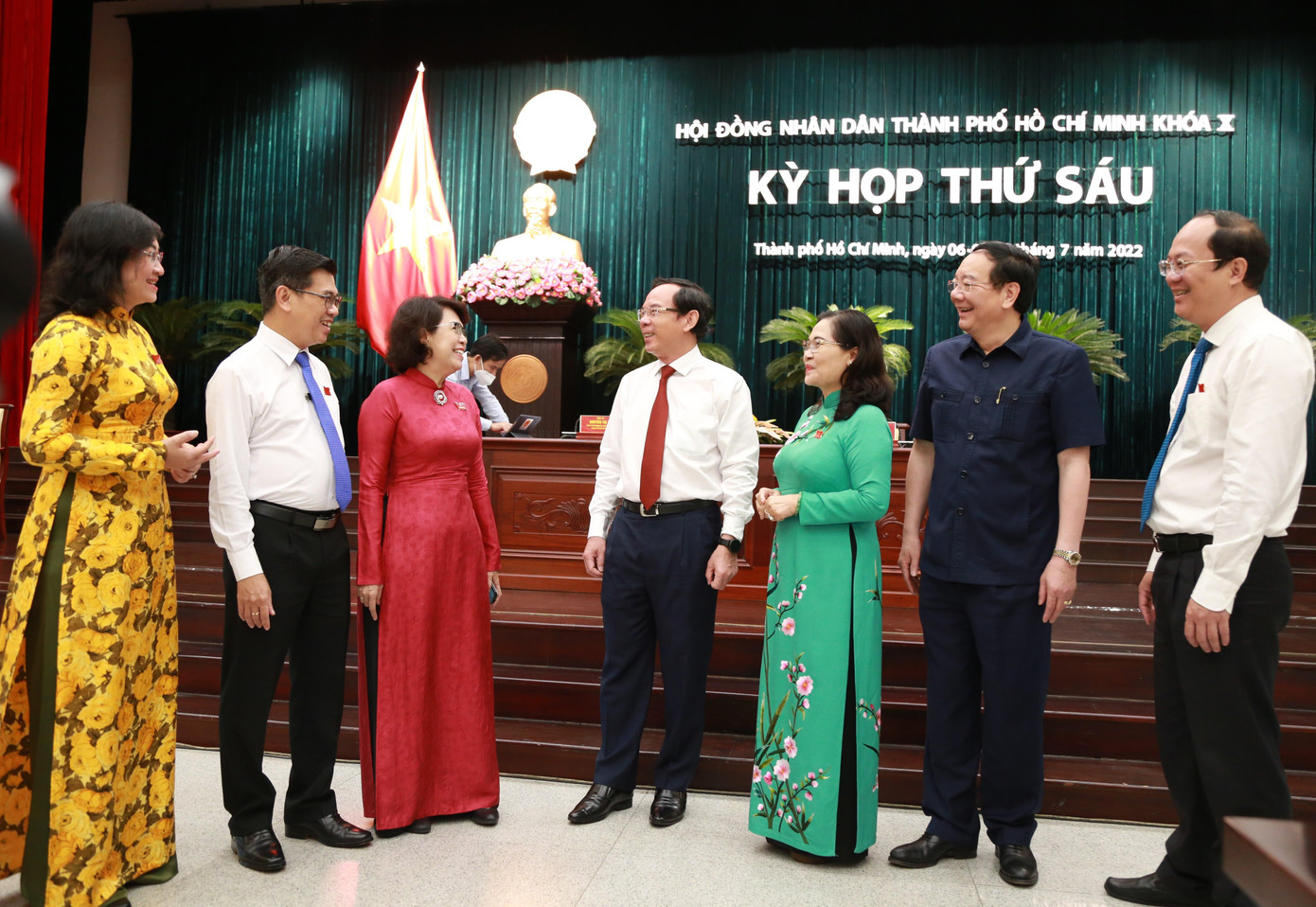 Đại biểu trao đổi tại kỳ họp. Ảnh: Ngô Tùng