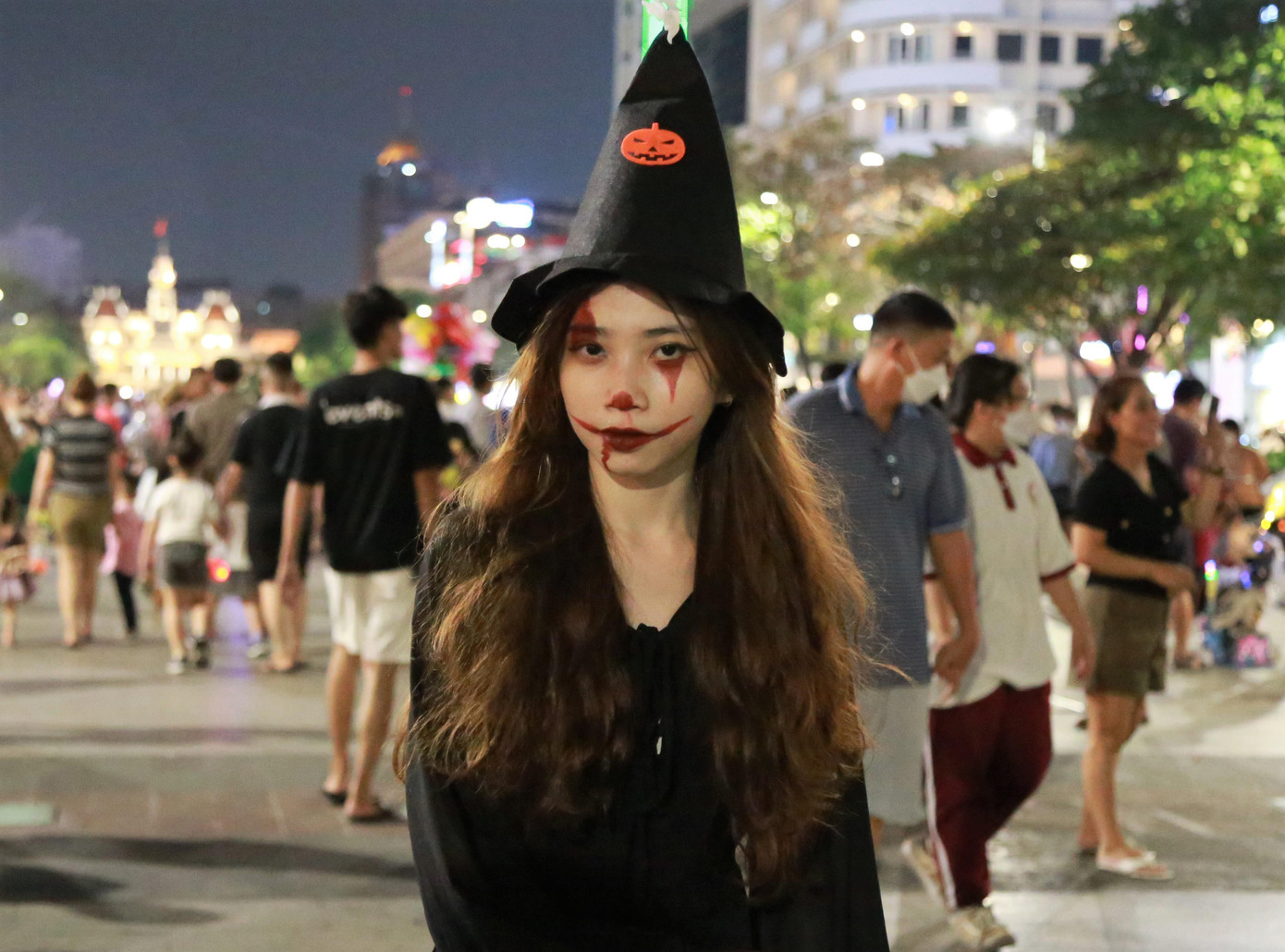 Trong khi đó, Như Ý được chị họa mặt thật ấn tượng để lên phố vui chơi. Trong khi đó, Như Ý được chị họa mặt thật ấn tượng để lên phố vui chơi.