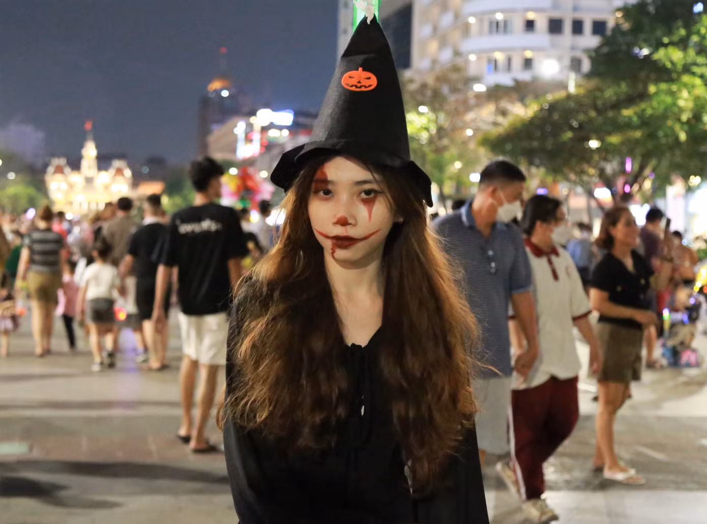 Trong khi đó, Như Ý được chị họa mặt thật ấn tượng để lên phố vui chơi.