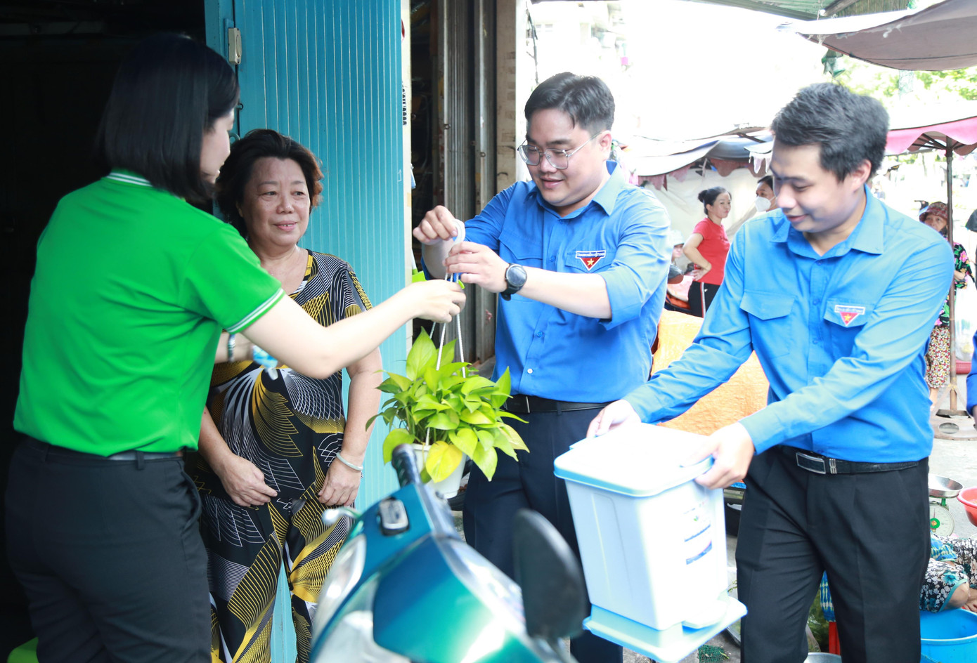 Lãnh đạo Thành Đoàn TPHCM cùng chính quyền địa phương trao tặng cây xanh và thùng rác cho bà con tiểu thương và hộ dân xung quanh chợ An Đông. Lãnh đạo Thành Đoàn TPHCM cùng chính quyền địa phương trao tặng cây xanh và thùng rác cho bà con tiểu thương và hộ dân xung quanh chợ An Đông.
