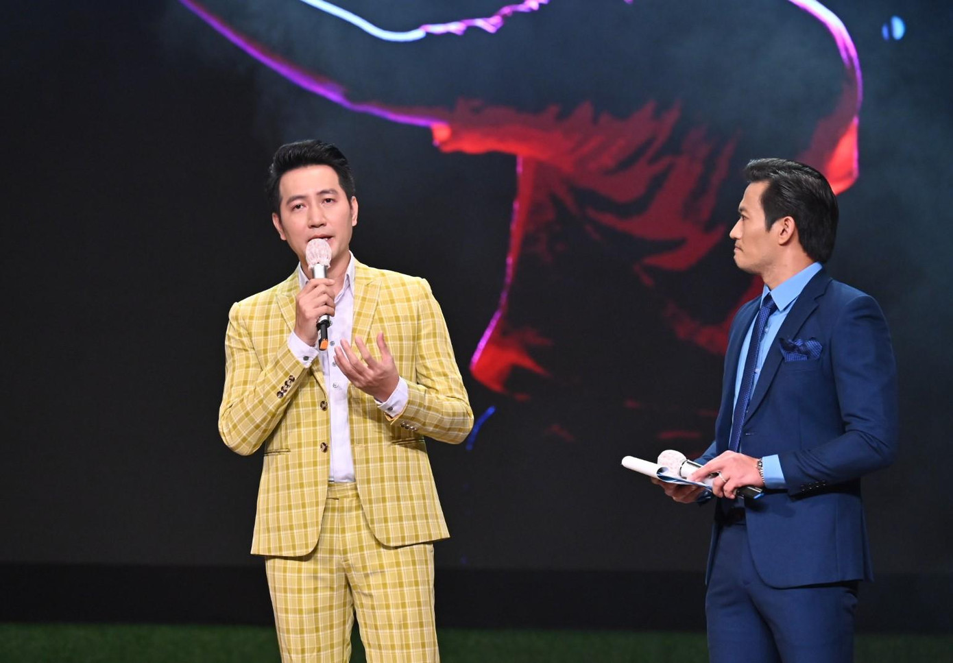 Trong thời gian diễn ra đại dịch, ca sỹ Nguyễn Phi Hùng đã sáng tác ca khúc "Đến những nơi đang cần chúng ta" với những lời ca sục sôi sức trẻ, lòng nhiệt huyết của người trẻ đối với Tổ quốc. Trong những ngày căng thẳng của đại dịch, nam ca sỹ đã cùng nhiều văn nghệ sỹ biểu diễn tại các bệnh viện dã chiến nhằm tiếp thêm sức mạnh tinh thần cho đội ngũ tuyến đầu.