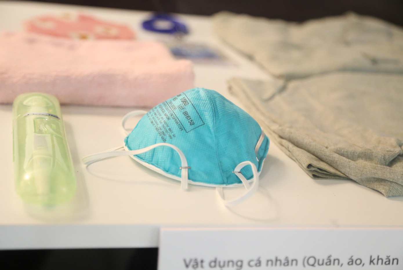 Cùng với đồ bảo hộ, những chiếc khẩu trang y tế 'đặc chủng' là vật dụng sát cánh với mỗi cán bộ, nhân viên y tế, công an, lực lượng dân phòng... mỗi khi làm việc. Có lẽ, khó ai có thể ngờ đến chiếc khẩu trang cũng có lúc trở thành 'chứng nhân' lịch sử chống dịch.