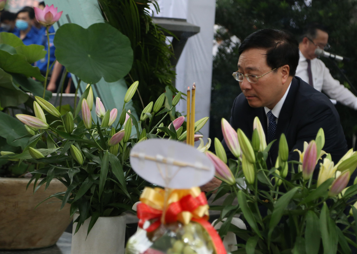 Phó Thủ tướng Thường trực Chính phủ Phạm Bình Minh dâng hương tại phần mộ cố Thủ tướng Võ Văn Kiệt.