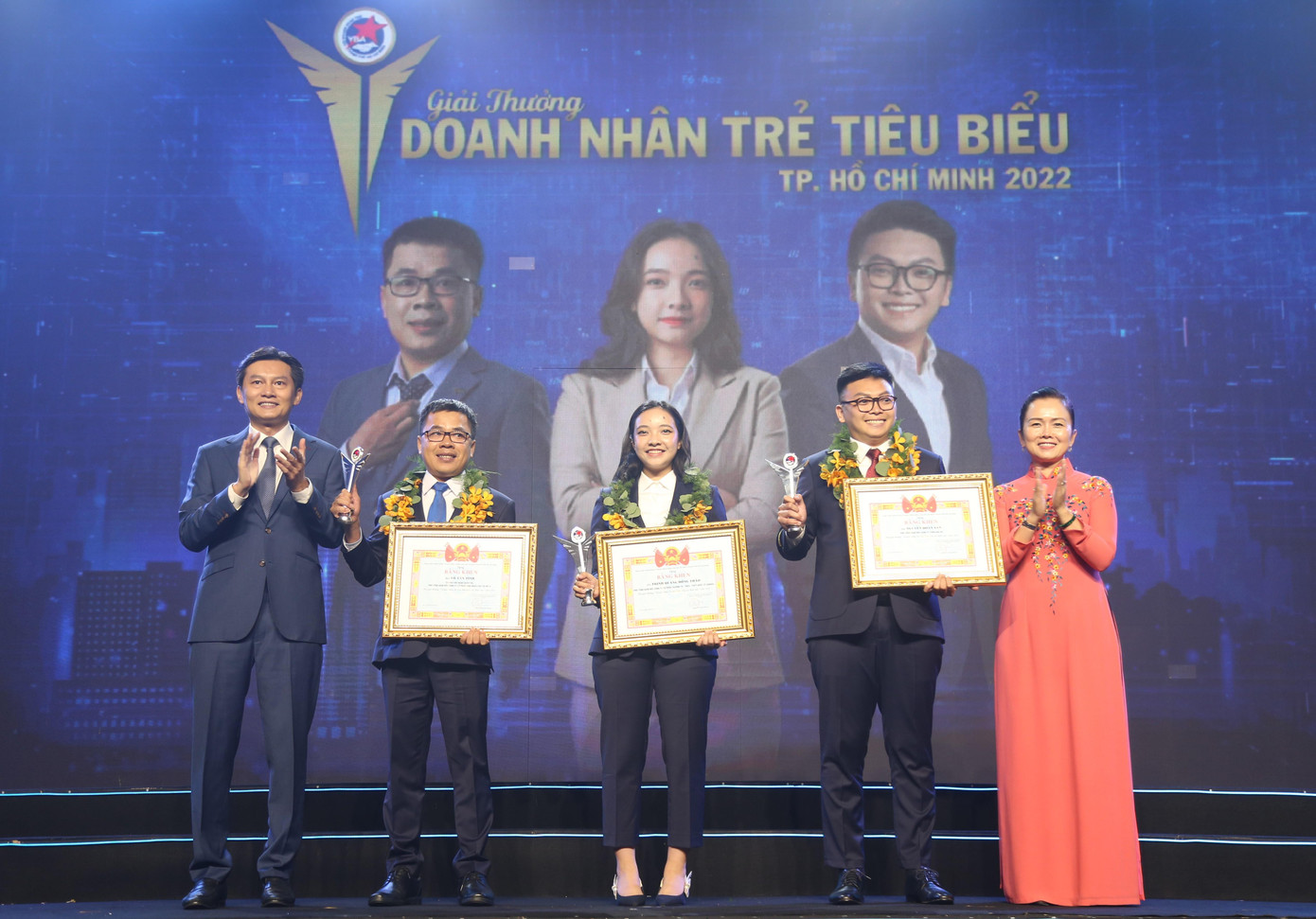 Chủ tịch Hội Doanh nhân trẻ TPHCM Phạm Phú Trường vinh danh, khen thưởng các doanh nhân tiêu biểu. Chủ tịch Hội Doanh nhân trẻ TPHCM Phạm Phú Trường vinh danh, khen thưởng các doanh nhân tiêu biểu.