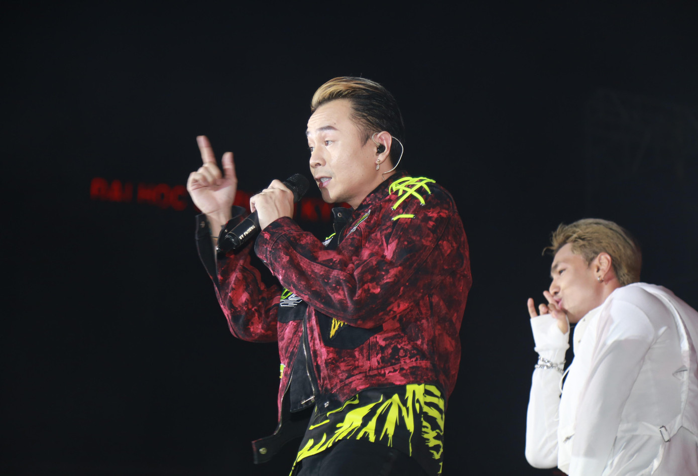 Binz &quot;đốt cháy&quot; đêm nhạc với những bản rap làm mưa làm gió gần đây.