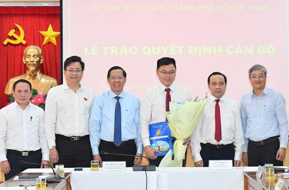 Lãnh đạo TPHCM và ĐHQG, Viện Nghiên cứu Phát triển TPHCM chúc mừng ông Trương Minh Huy Vũ. Ảnh: Việt Dũng