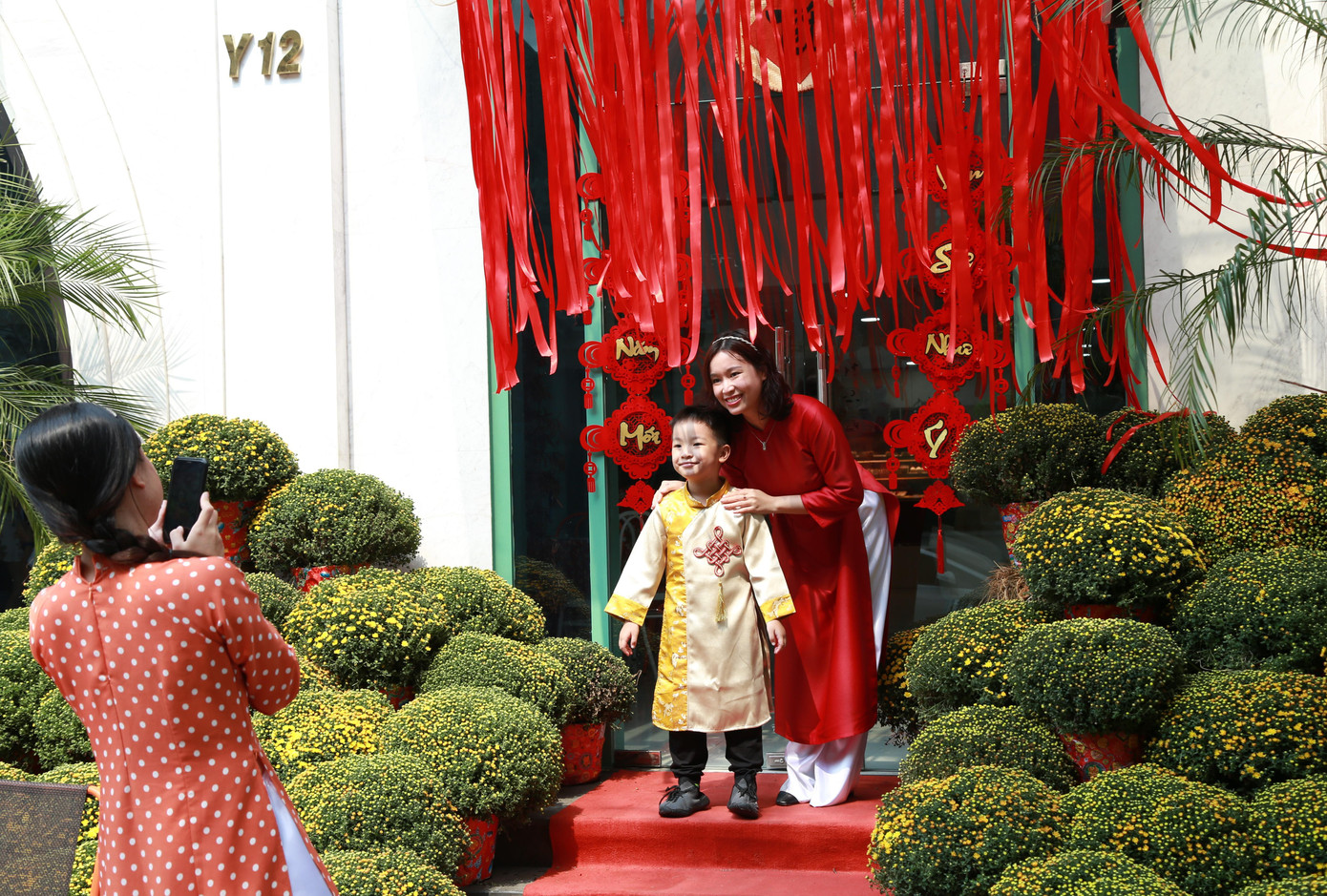 Các tiệm cà phê lớn trên địa bàn TPHCM trang trí không gian bằng những vật thể, phụ kiện mới ngập tràn sắc xuân để chào đón năm mới.